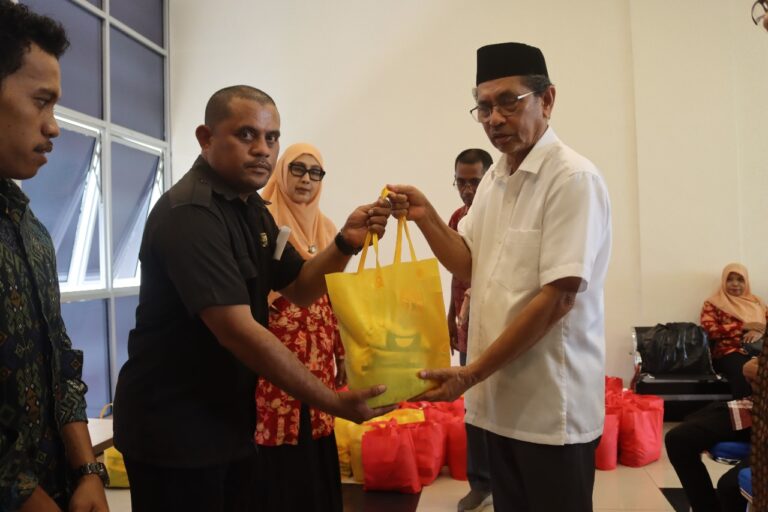 DWP IAIN Ambon Bagi Berkah Ramadhan ke Petugas Cleaning Servis dan Keamanan Kampus