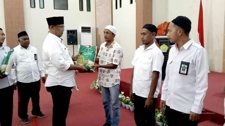 Ratusan Paket Zakat Disalurkan  Kanwil Kemenag Maluku