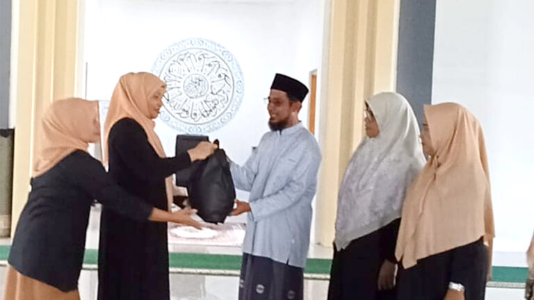 Semarak Ramadhan DWP Kemenag Provinsi Maluku Berbagi Di Kecamatan Leihitu