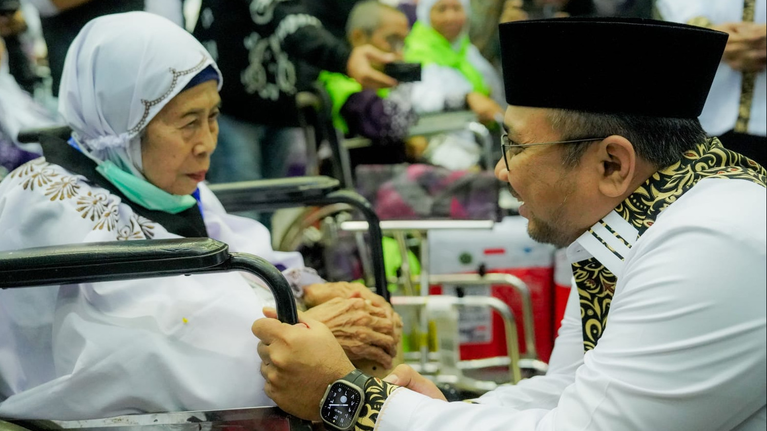 Momen Menteri Agama RI, Yaqut Cholil Qoumas atau Gus Yaqut berdialog langsung dengan jamaah haji Indonesia.