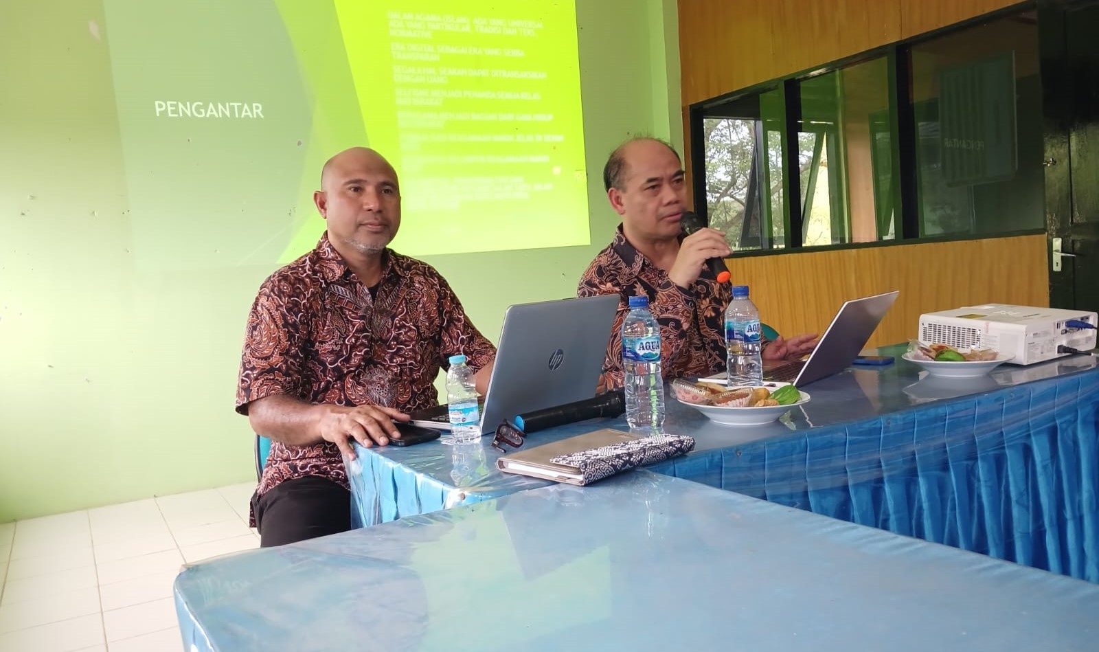 (kiri_red), - Wadek I Bidang Akademik Fakultas Uswah IAIN Ambon, Dr. Saidin Ernas, M.Si mendamping narasumber.