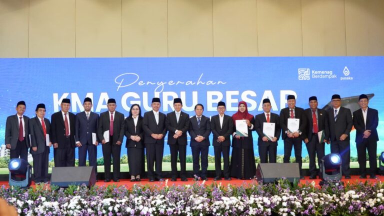 Rektor dan Wakil Dekan III FTIK UIN Ambon Terima KMA Guru Besar
