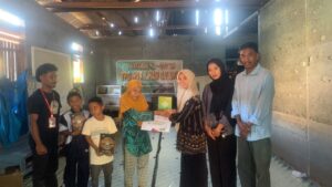 Sinergi Kebaikan, LAZNAS BMH Maluku dan HMP Tadris Bahasa Indonesia UIN Ambon Salurkan Mushaf Al-Qur’an di Kab. SBB