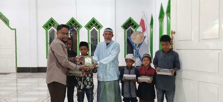 Dosen PAI UIN Ambon dan Laznas BMH Maluku Bantu Quran di Olas